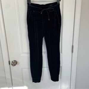 Lululemon black velvet jogger pants Like New Women 6